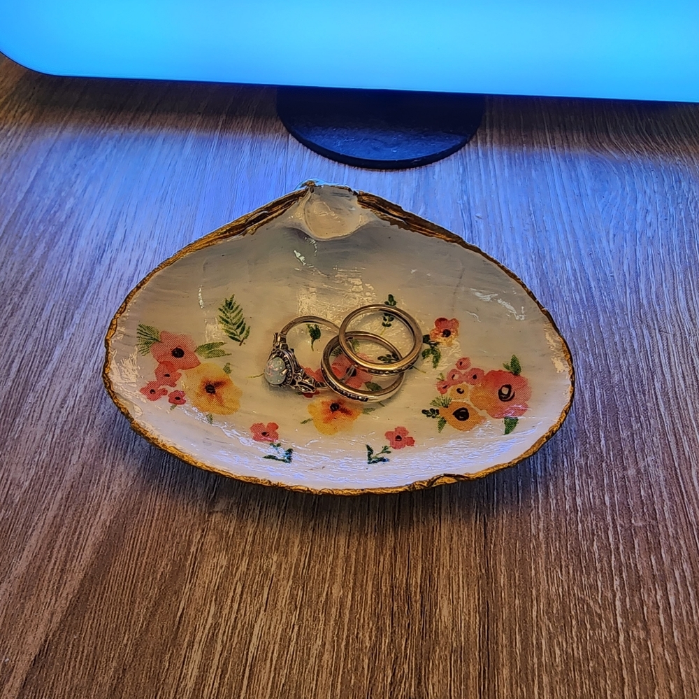 Decoupage Clam Shell - Picture 5 of 7